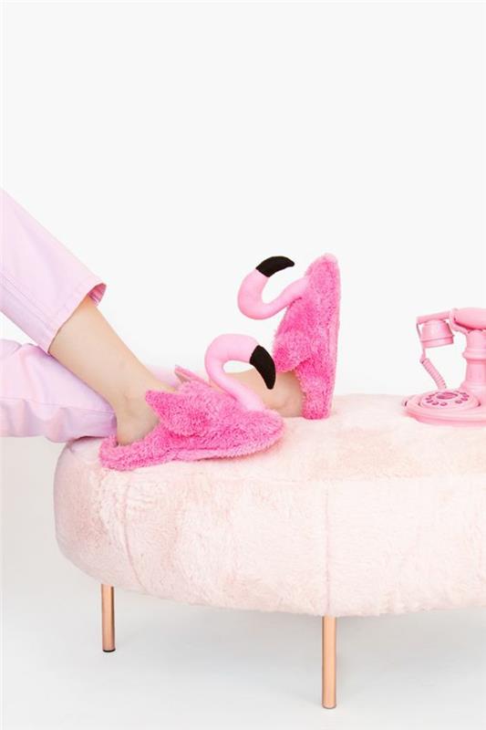 roza flamingo deco, eksotična dekoracija, roza plišasti copati, veliki flamingo kljuni na sprednji strani copat, velik okrogel bledo roza plišast stolček, telefon v bledo roza barvi