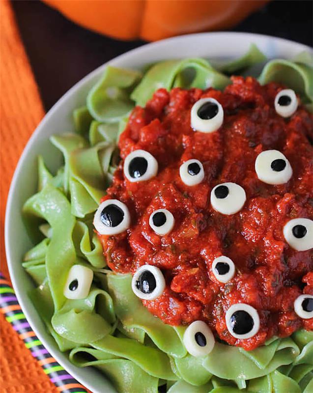 domates ve mozarella soslu göz makarnası kolay cadılar bayramı yemeği