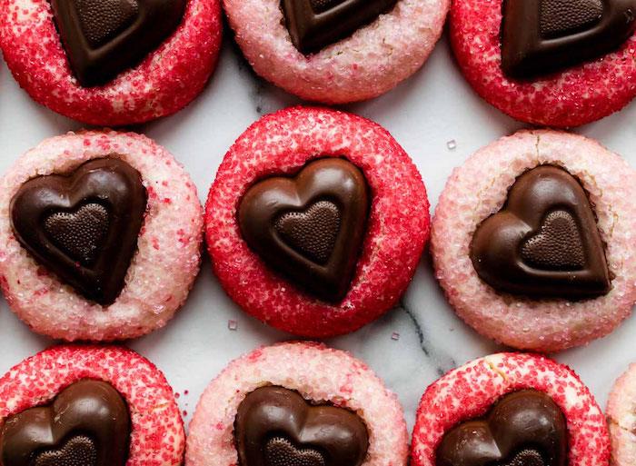 pecivo za valentinovo mousse piškote in čokoladne bonbone