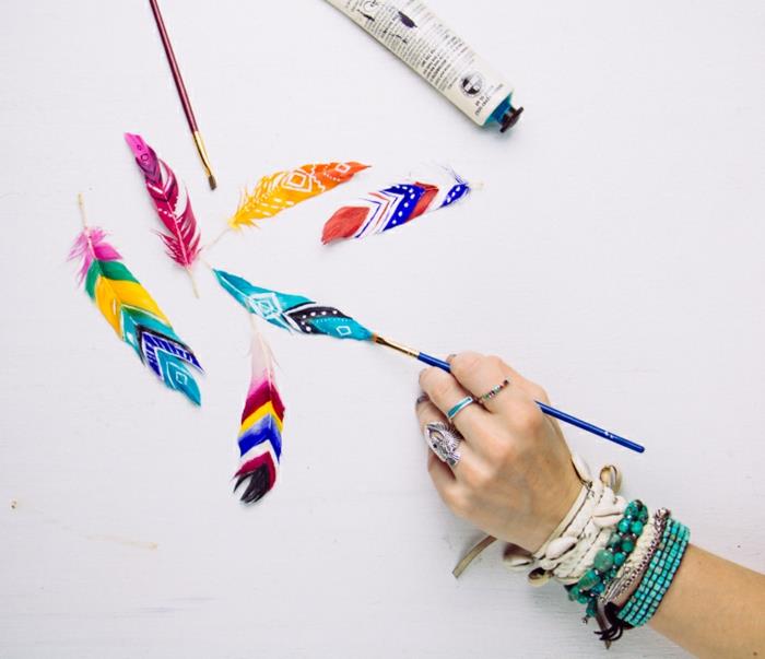 tapyba ant paukščių plunksnų, spalvingi amerikietiški raštai, suaugusiųjų rankinė veikla, kurią lengva padaryti patiems, ką daryti, kai nuobodu