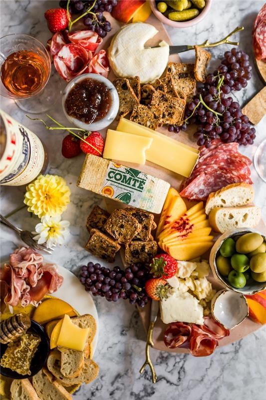 izdelki za večerjo z aperitivom na marmornem pultu, pladenj za 10 ljudi