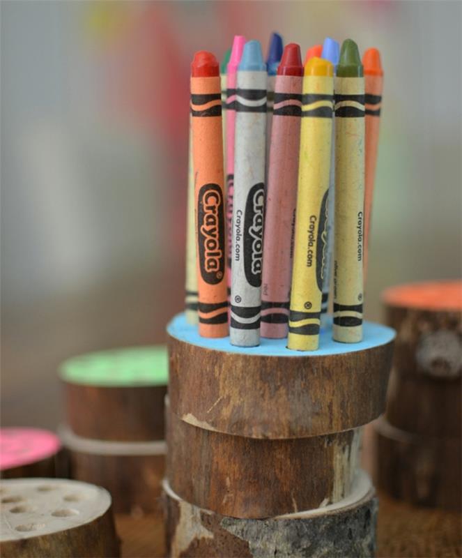 ant medinių poveržlių, perdažytų paviršių su skylutėmis, kad būtų galima laikyti spalvotus pieštukus, idėja, kaip padaryti pieštuko stiklainį