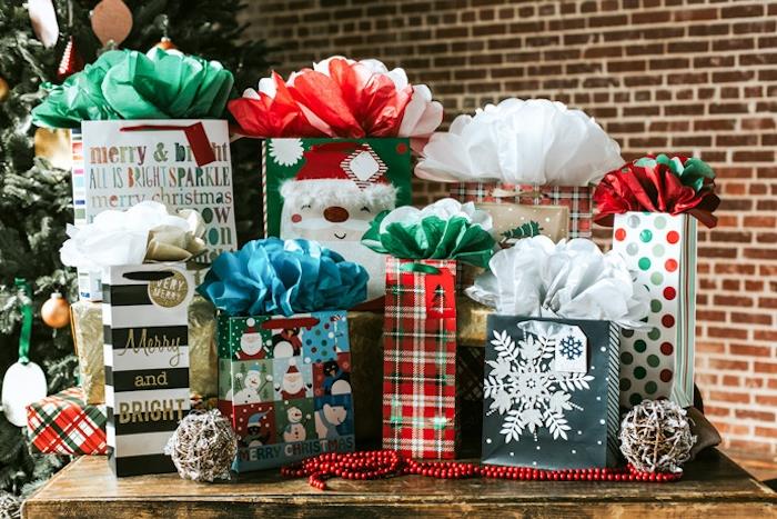Kalėdinis dovanų maišelis, užpildytas minkštu popieriumi, idėja, kaip supakuoti paprastą techninę dovaną