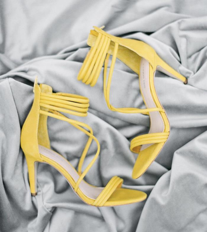 2021 yılının renkleri gri kumaş üzerine sarı sandaletler