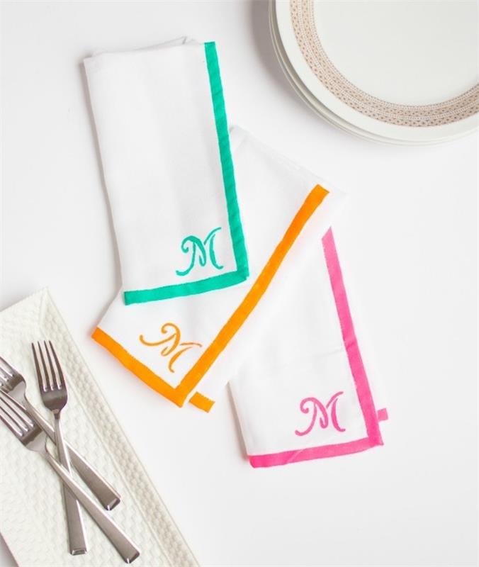 baltos servetėlės, papuoštos spalvingais dažais ir m raidės monogramomis, pasidaryk pats žmonos gimtadienio dovana