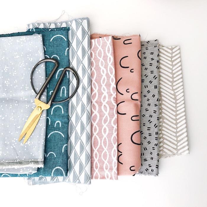 tkanine in škarje na mizi kako prilagoditi oblačila naučiti se šivati