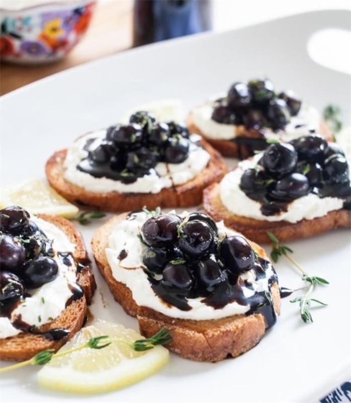 crostini namaz s kozjim sirom, borovničevo in balzamično omako, enostaven in hiter recept za tapas