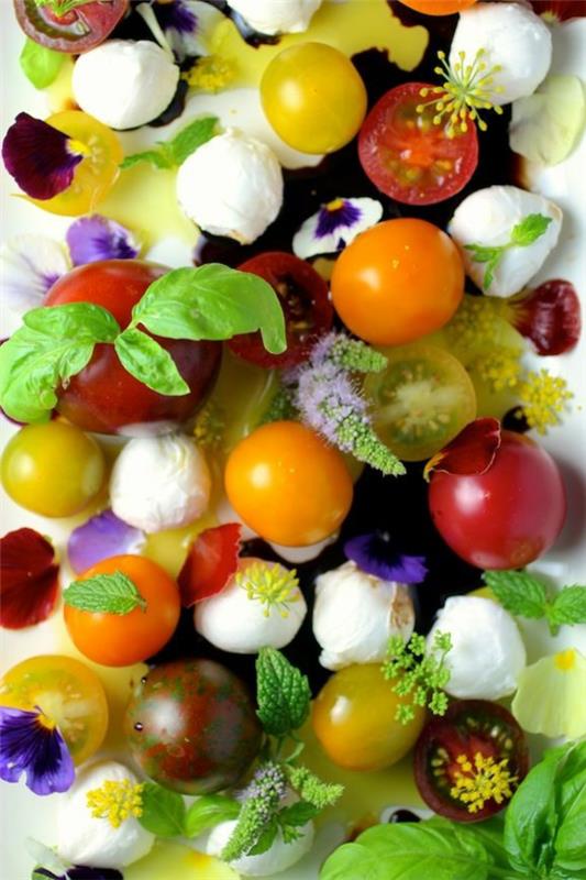paradižnik-mozzarela-in-rože-popolna-solata-za pomlad