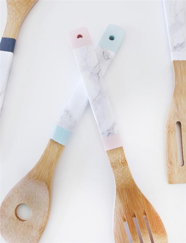 nestandartiniai mediniai virtuvės reikmenys su marmuro efekto popieriumi ir mėlynais ir rožiniais dažais, originali rankų darbo dovana