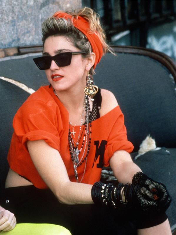 80'lerin görünümü, ikinci el giysiler, popüler müzik, Madonna'nın omuzları açık tişört, güneş gözlüğü, bandana ile çekici görünümü
