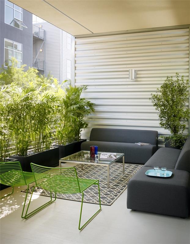 sodobno minimalistično oblikovanje balkona antracitno siva sedežna garnitura kavna mizica stekleni vetrič za balkon