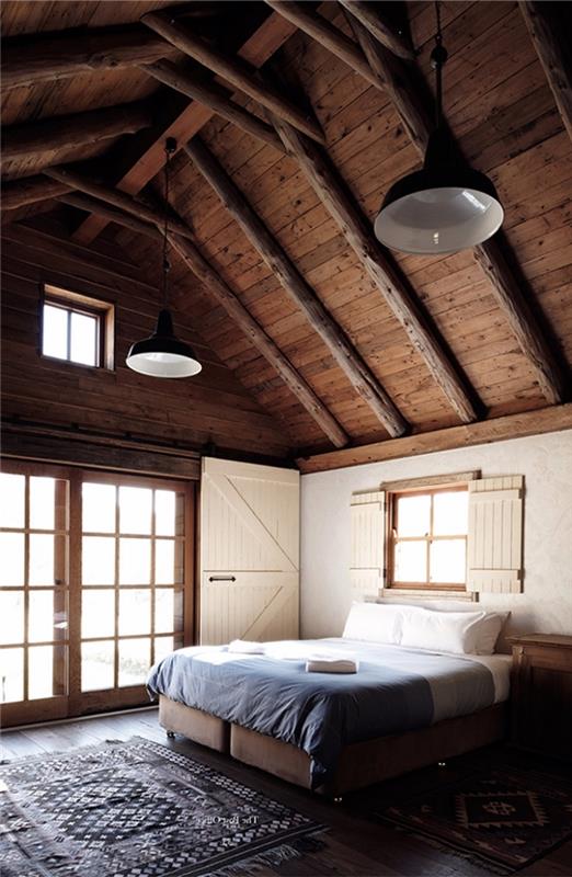 dağ evi tarzı ahır örneği, yüksek tavanlı ve koyu ahşap zeminli beyaz ve koyu ahşap yatak odası dekorasyonu