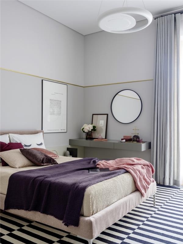 pembe ve mor aksanlarla dekore edilmiş açık gri nötr duvarlara sahip modern yatak odası boya rengi fikri