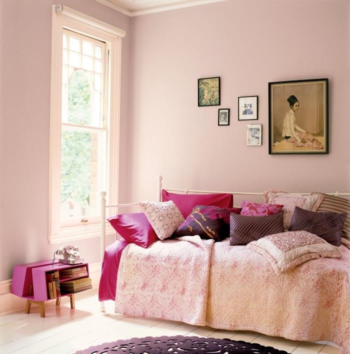 beyaz tavan ve zemin ile pembe duvarlar, pembe ve mor yastıklar ile koza yatak ile toz pembe yatak odası dekorasyonu