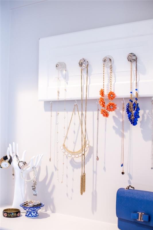 ideja za shranjevanje ogrlice, ki jo naredite sami, stensko držalo za stenski nakit iz recikliranega lesa, prebarvano v belo z gumbi
