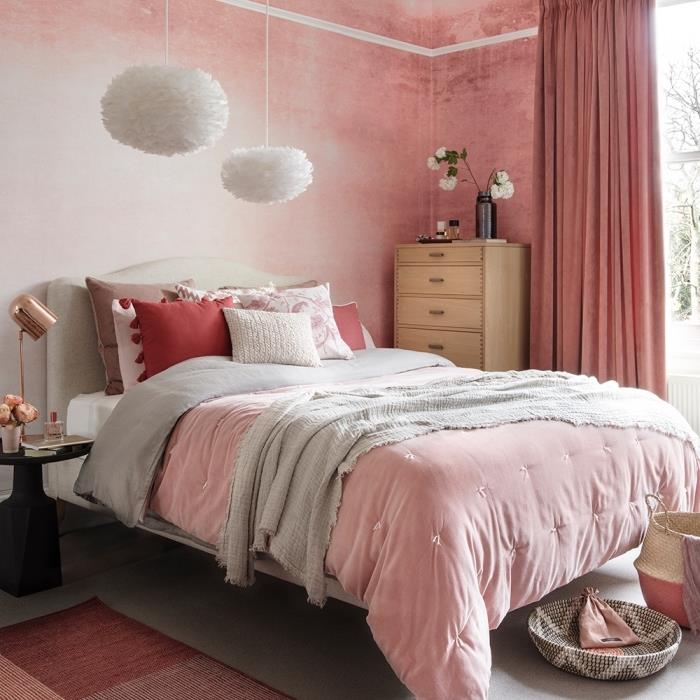 pembe bir yatak odasında romantik bir atmosfer, pembe ve gri bir yatak odasının ahşap mobilyalarla nasıl dekore edileceğine örnek