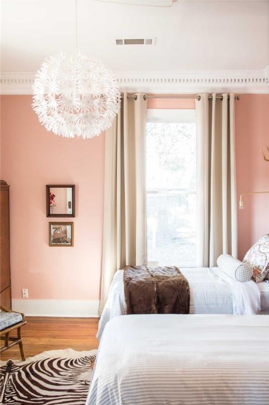 beyaz tavanlı ve ahşap zeminli pembe duvarlı yatak odası için boya renk fikirleri, yumuşak tonlarda misafir odası dekorasyonu