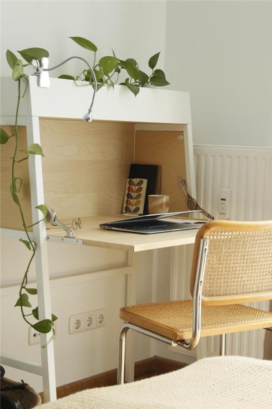 ahşap ve beyaz katlanır masa modeli, katlanır mobilya ve sandalye ile bir ev ofis alanı nasıl düzenlenir fikri