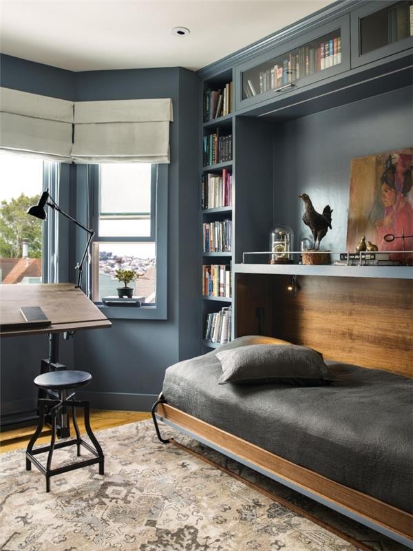 Ahşap mobilyalar ve siyah detaylarla döşenmiş koyu renkli duvarlara sahip bir odaya katlanır masanın nasıl entegre edileceğine dair fikir