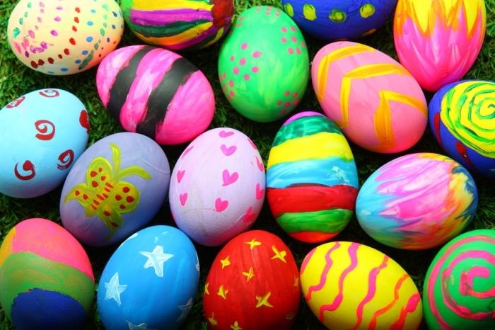 çocuklar için manuel aktivite, geometrik ve hayvan desenli beyaz yumurta kabukları üzerinde boya şeklinde Paskalya el sanatları