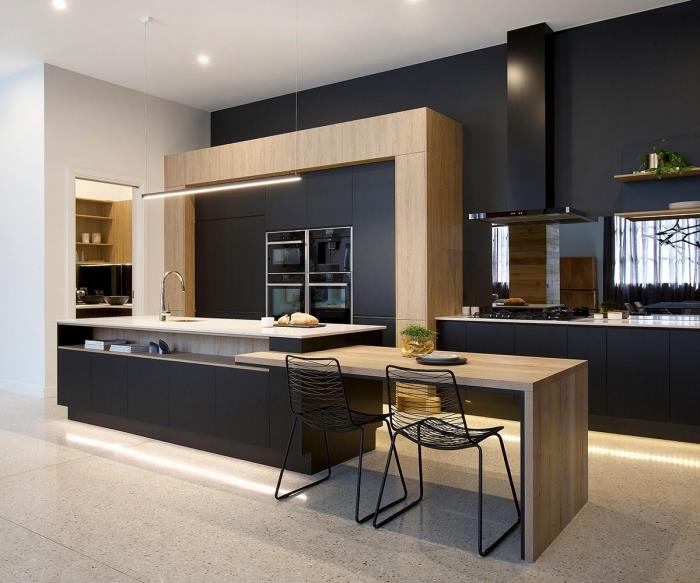 modern bir alanda hangi renkler birleştirilir, beyaz tavan ve ahşap mobilyalarla siyah duvarda modaya uygun mutfak dekoru