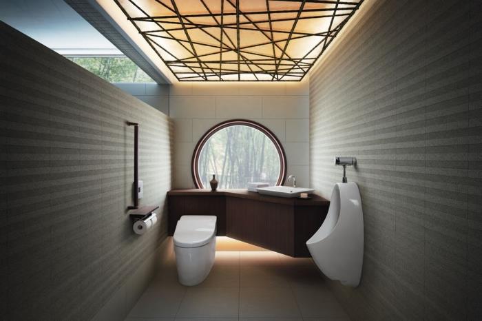 šiuolaikiškas mažo vonios kambario išdėstymas, modernus vonios kambario dizainas su pilkomis sienomis su tamsaus medžio akcentais