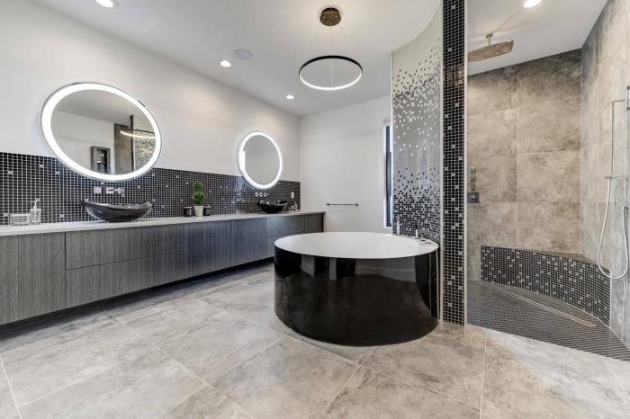 šiuolaikiškas baltos ir pilkos spalvos vonios kambario išdėstymas su juodais akcentais, vonios kambario išdėstymas su dušo kabina
