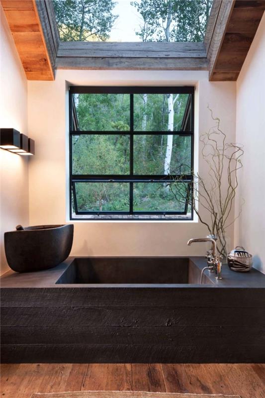 „Zen“ vonios kambario dekoro idėja su medinėmis grindimis ir baltomis sienomis su vonia ir kriaukle