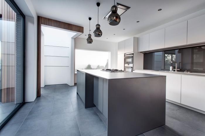 koyu gri zeminli gri ve beyaz mutfak örneği, modern tasarımda orta adalı uzun mutfak dekoru