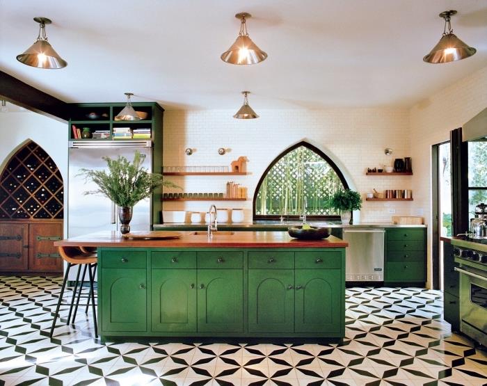 prostorna kuhinjska postavitev po dolžini z osrednjim otokom, dekorativna ideja bele kuhinje z zelenim pohištvom in lesom