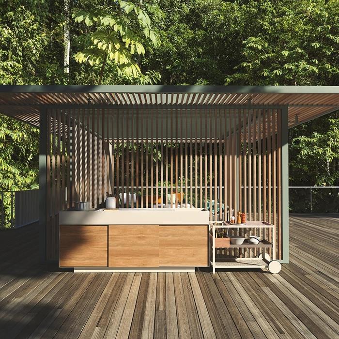 oblikovanje zunanje kuhinje temno leseno dvoriščno kuhinjo z otokom v beli in leseni zunanji omari za shranjevanje