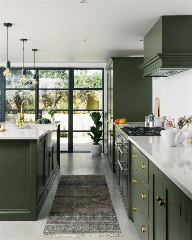 dopolnilna barvna ideja zelene za opremljanje sodobne kuhinje z belimi stenami z zelenimi omarami