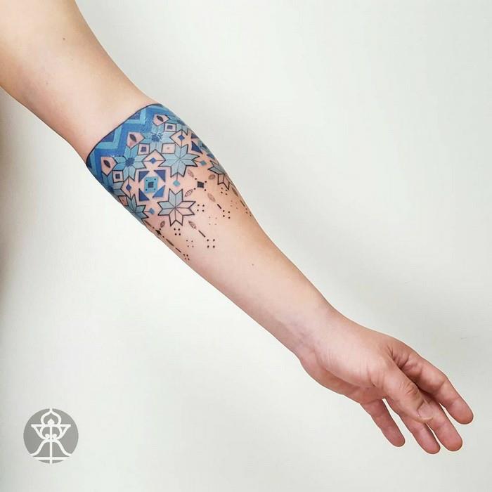 Şık dövme kolu minimalist dövme modeli, bulgaristan veya brezilya sanatçısı tarafından kadın dövme tasarımı nakış tasarımı