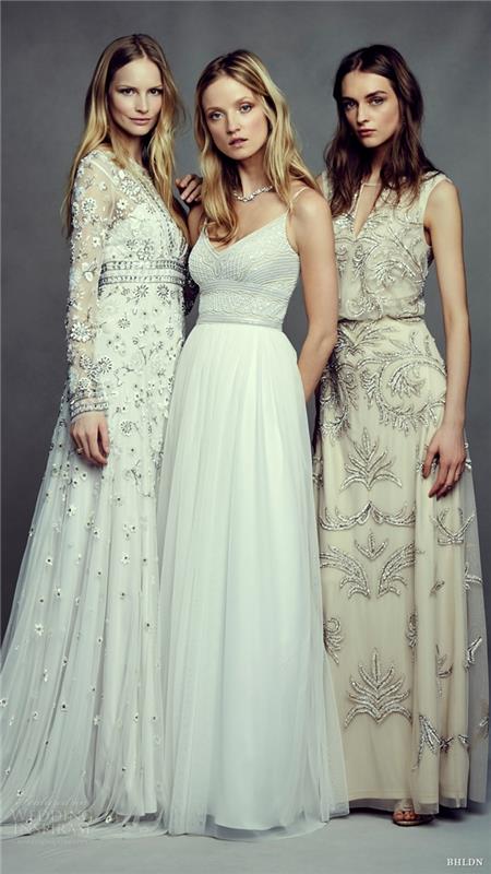 trys grakščios merginos, suknelės su platėjančiais kirpimais, nėriniais ir prašmatniomis spalvomis