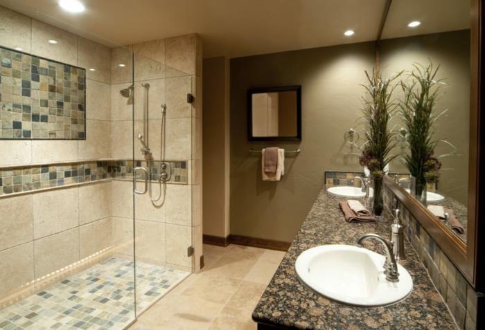 sieninis veidrodis, sieninis veidrodis, dušo kabina su mozaika, žalias augalas ant spintelės
