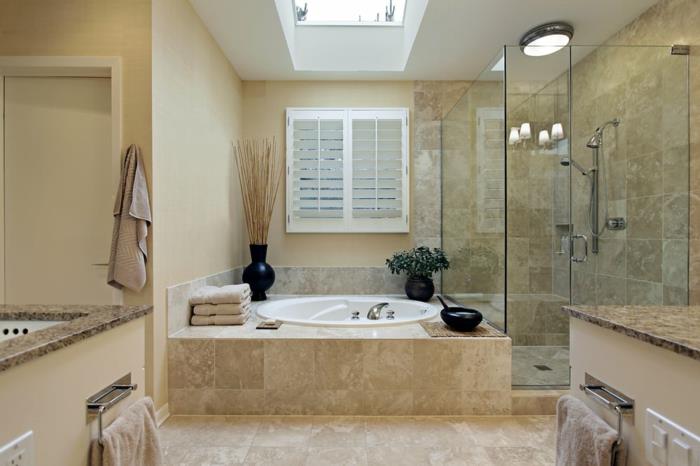 ışıklık ve duş alanı ile doğal malzemeden açık bej banyo