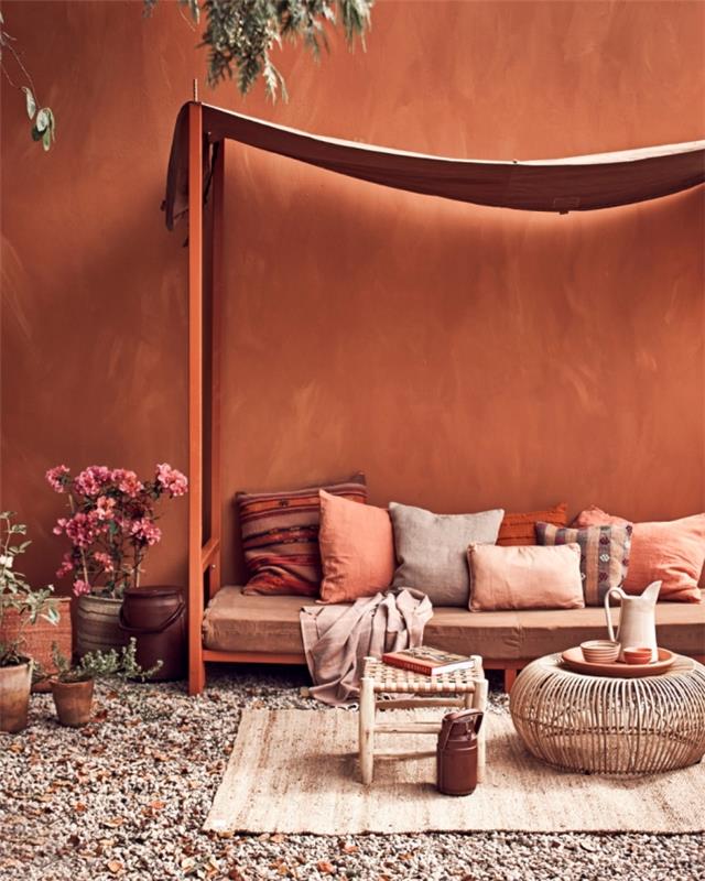 išorinis dizainas sodo dekoravimas egzotiško stiliaus mediniai baldai puodo gėlė terakota kaip susieti terakotos spalvą su šviesiai rožine ir ruda
