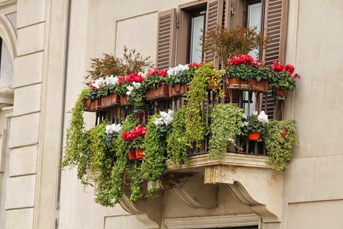zunanja zasnova zamisel o krajinskem oblikovanju majhnega balkona prikrije nasproti s cvetličnimi rastlinami sadilniki lonci cvetje balkonski pokrov