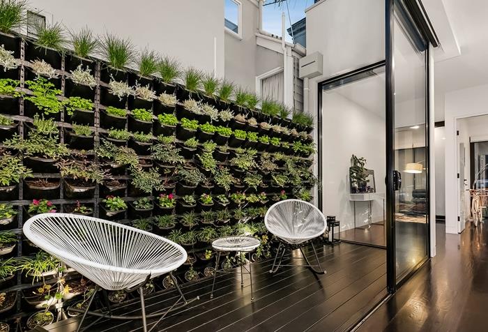 išorės dizainas šiuolaikinio stiliaus architektūra žalios sienos kišenės aromatinės žolelės žydintys augalai idėja vėjelis vaizdas augalinis