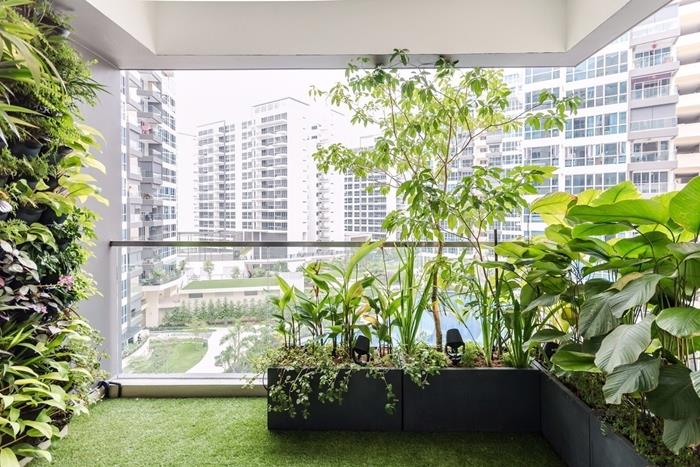 zunanje oblikovanje sodoben slog dekoracija balkon stanovanje vetrič pogled terasa s sadilniki veliki lonci cvetje zelene rastline