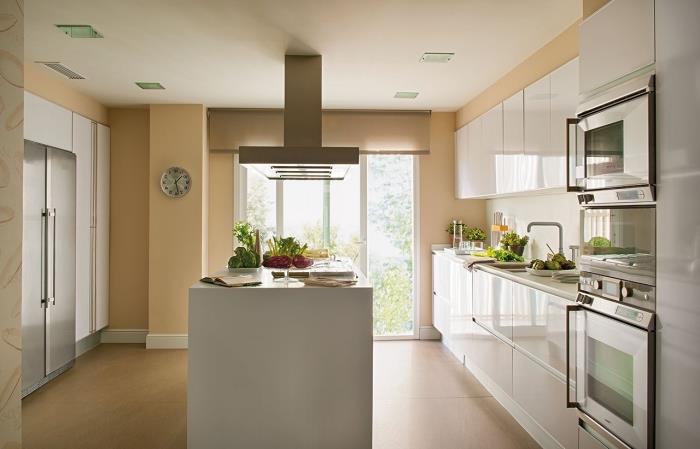kuhinjska postavitev z otokom v sodobnem slogu, dekor sobe s peščeno barvo, model kuhinje v bež in beli barvi