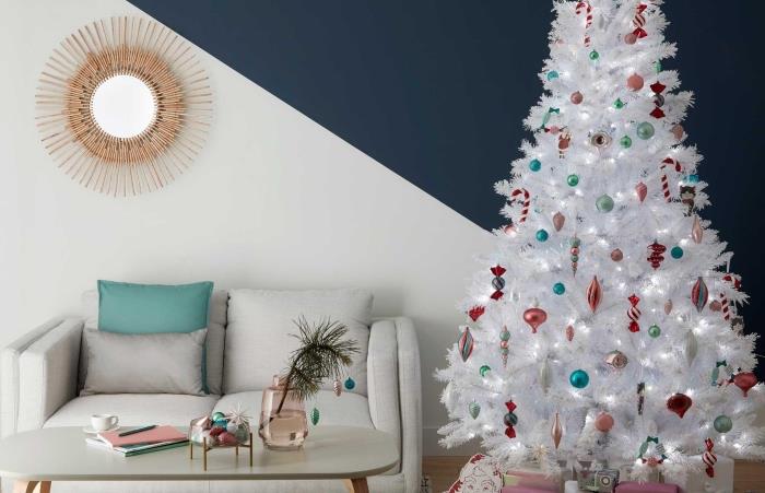 Beyaz mobilyalarla döşenmiş iki tonlu duvarları ve beyazla dekore edilmiş Noel ağacı olan bir odada eğimli modern dekorasyon fikri