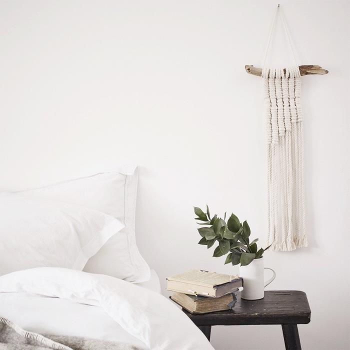 zamisel, kako okrasiti spalnico v minimalističnem slogu z lesenim pohištvom in stensko dekoracijo DIY makrame