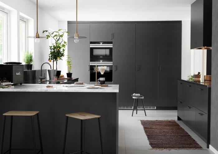 çağdaş bir mutfak, kömür grisi mobilyalar ve metalik aksanlarla modern beyaz mutfak nasıl düzenlenir
