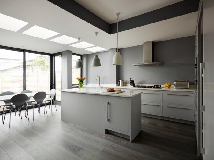 beyaz tavanlı gri duvarlı modern mutfak modeli, yemek masası ve adalı mutfak düzeni