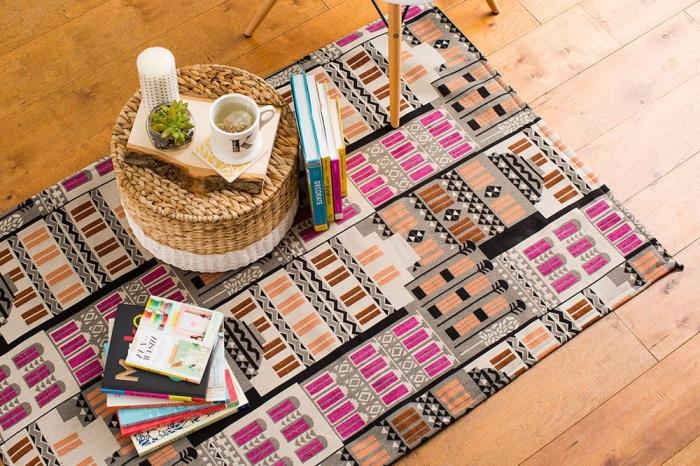 Hasır tabureli etnik motifli iç dekorasyon, geometrik desenli halı desenli kumaş halı