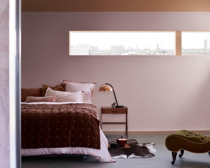 yetişkin yatak odası için toz pembe boya, pembe tonlarında aksesuarlar ve duvarlar ile çağdaş tarzda bir yatak odası nasıl dekore edilir