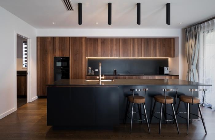 siyah ve ahşap mutfak dekorasyon fikirleri, siyah orta adalı uzun mutfak düzeni, mat siyah mutfak sıçrama örneği