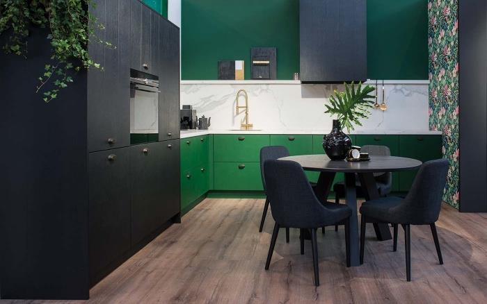 sodobne ideje za slikanje kuhinje s temno zelenimi stenami s stenskim ozadjem s tropskim vzorcem in lesenim parketom