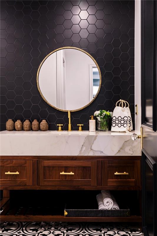 vonios kambario sienų dangos idėja geometrinio rašto plytelėmis juodos spalvos, medinės vonios spintelės modelio